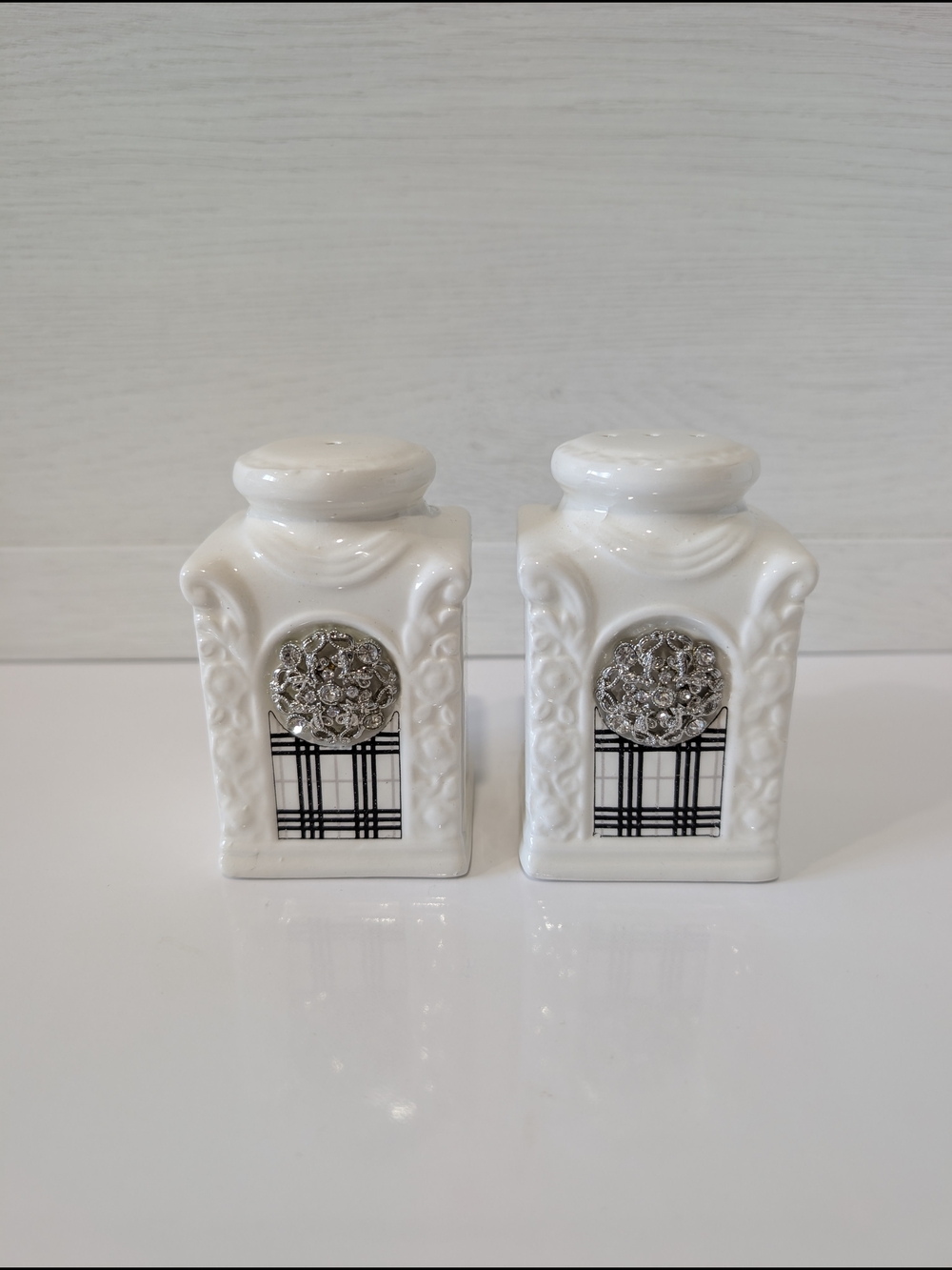 NIVISI Classic Elegance Ceramic Salt and Pepper Shakers Set Crystal Medallion - Picture 2 of 12